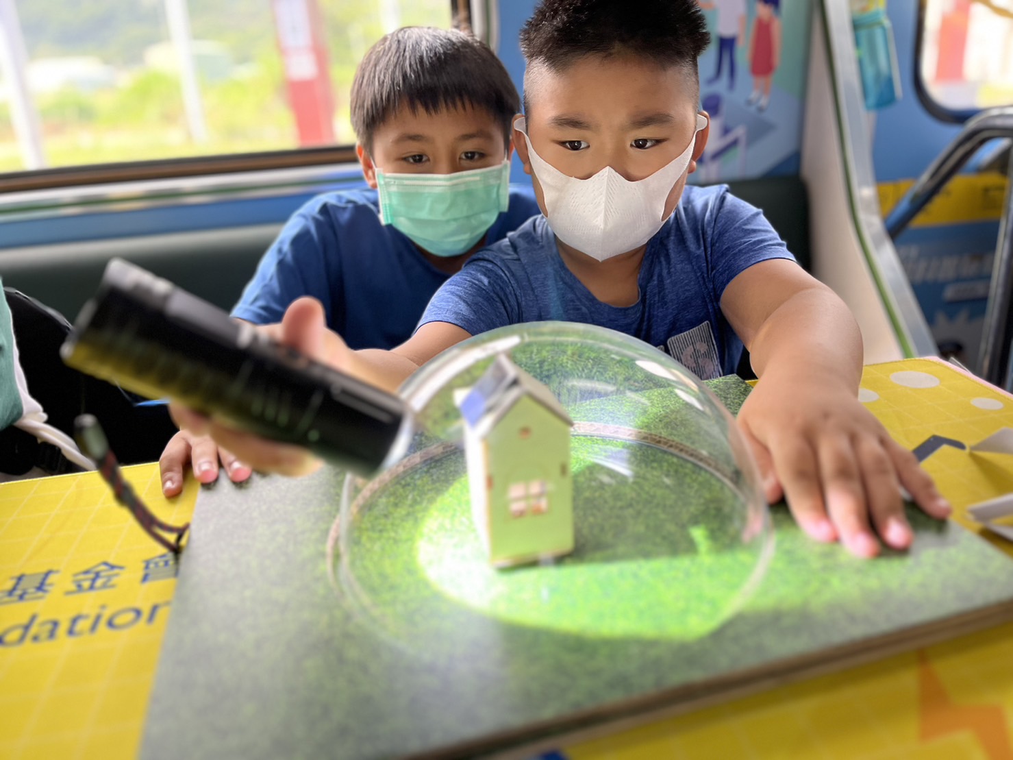 pg官网入口參與基礎科學主題車廂，以STEAM教學精神，設計「逐日科學家」、「太陽能工程師」以及「淨零建築師」三大能源科普課程和實驗